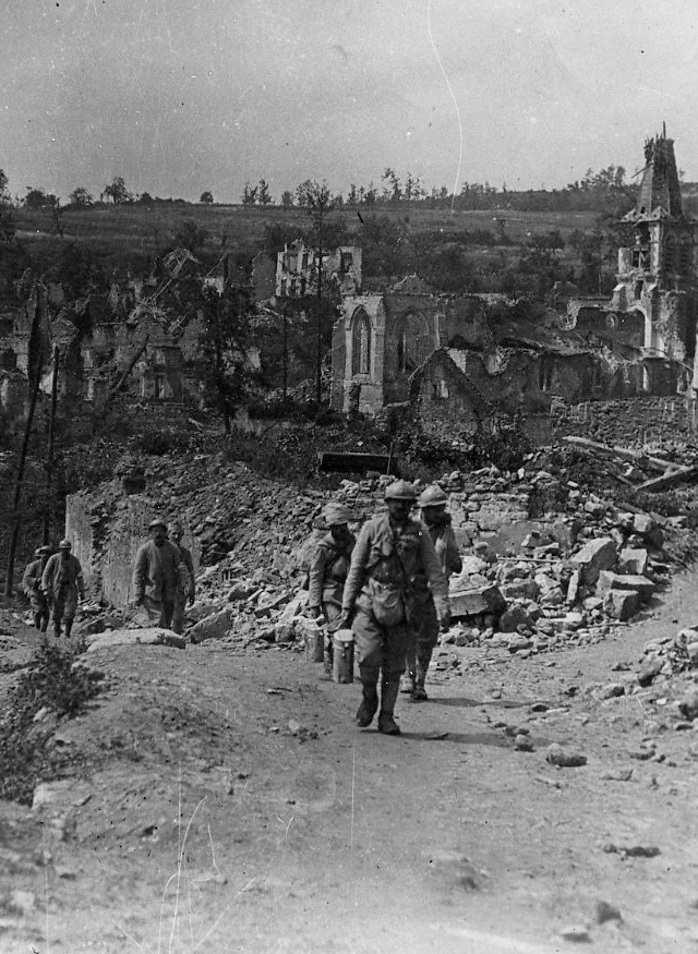 Soldats français dans le village de Craonnelle en ruines, 2 juillet 1917