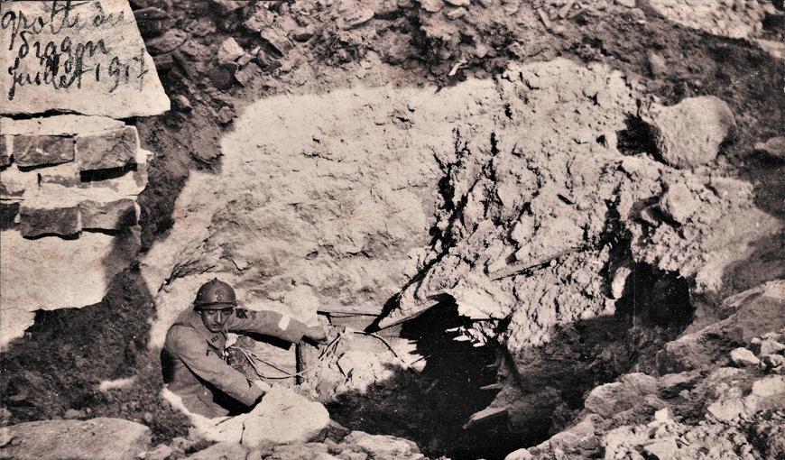 Soldat du 152e RI devant la Grotte du Dragon le 25 juin 1917