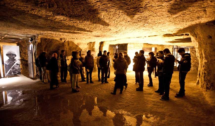 Groupe scolaire en visite dans la Caverne du Dragon