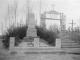 Monument commémoratif devant l'entrée d'un cimetière provisoire allemand, 1915