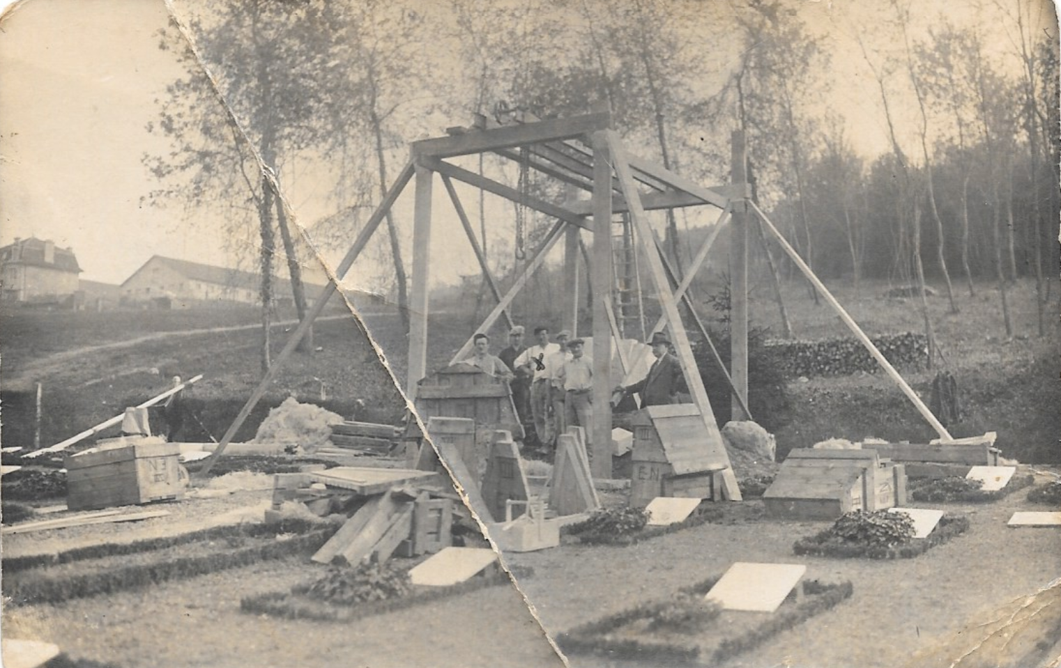 Construction du monument qui se trouve dans le cimetière militaire Danois de Braine.