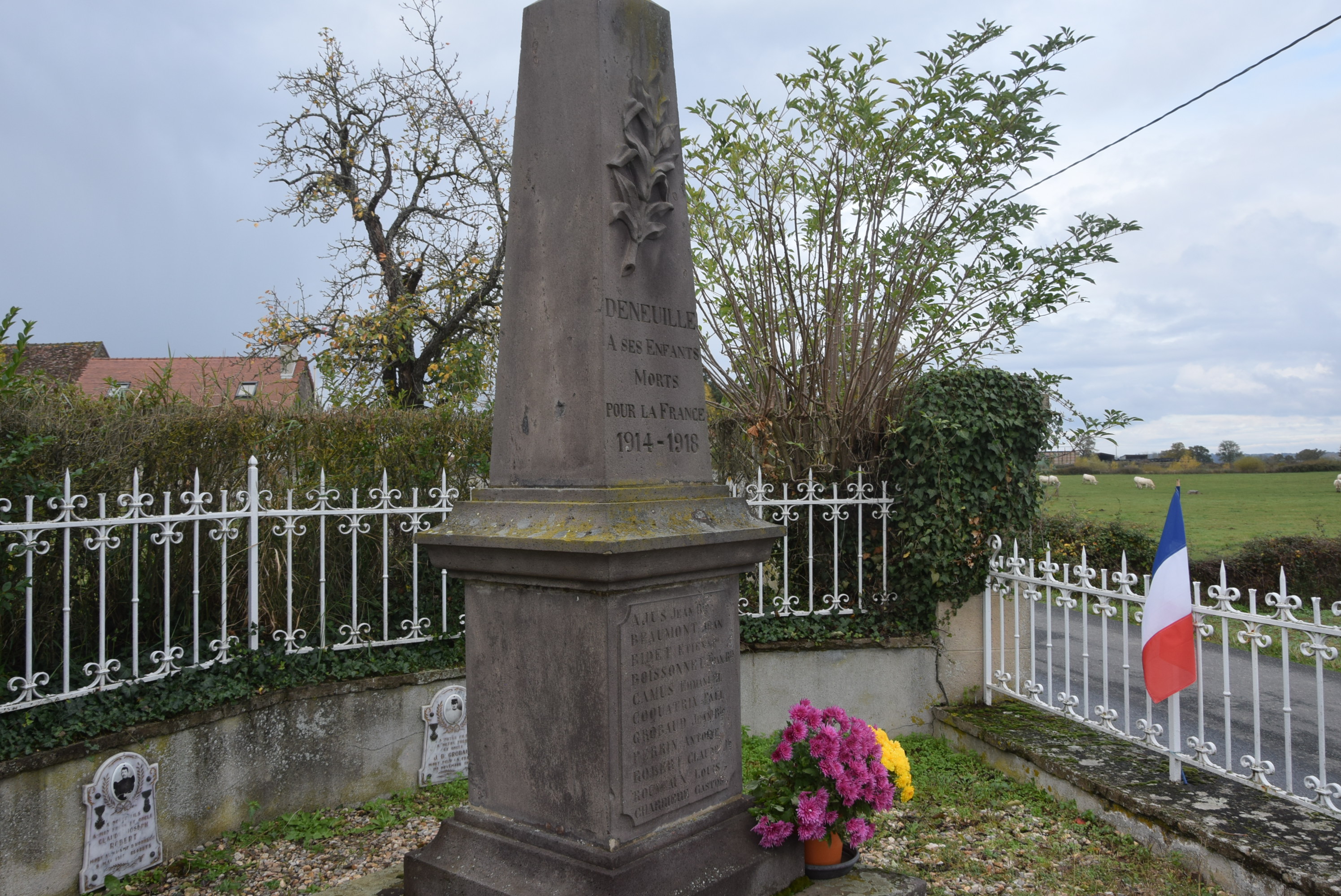 Monument aux morts de Deneuille-Chantelle (Allier)