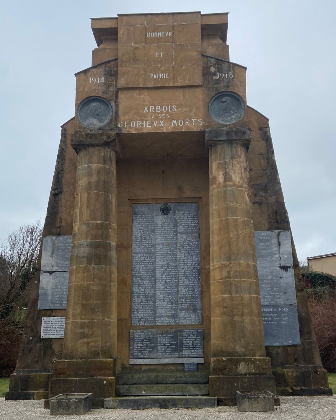 Monument aux morts Arbois façade (Jura)