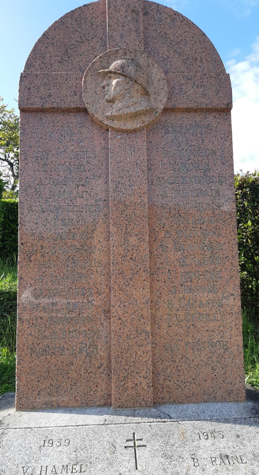 Monument aux Morts du Mesnil Thébault (50)