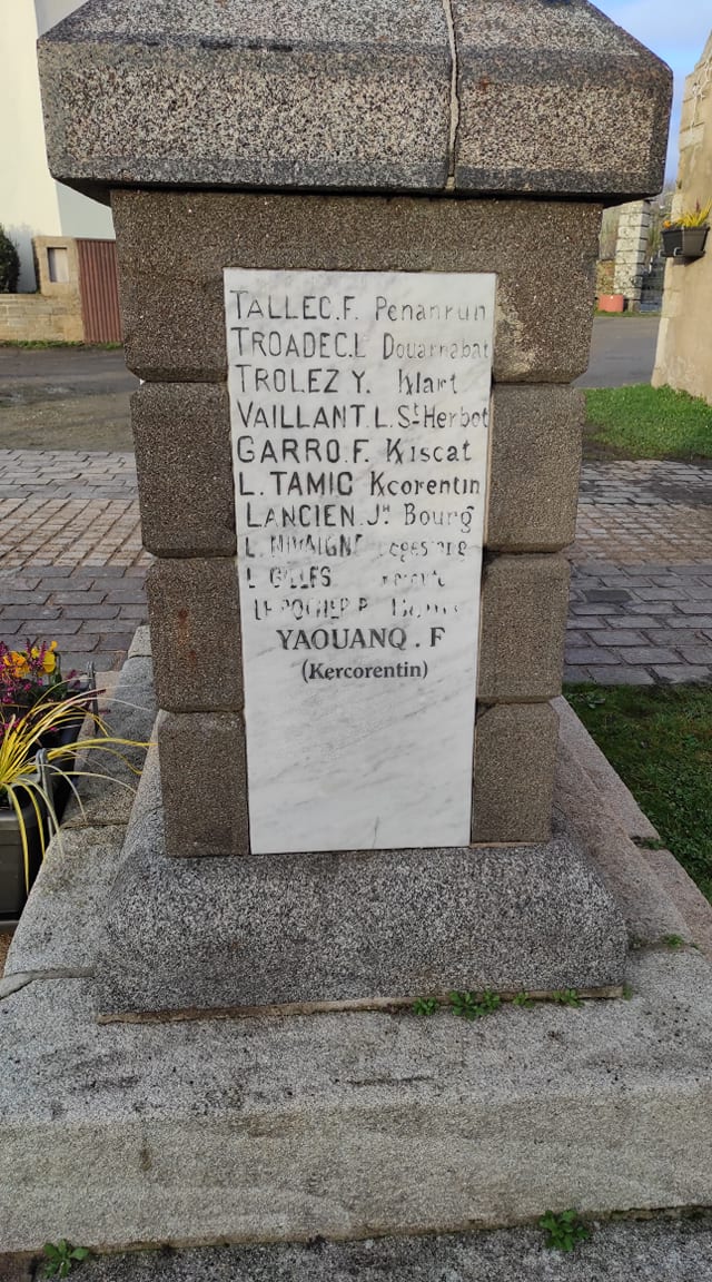 Monument aux Morts Le Trévoux (Finistère)