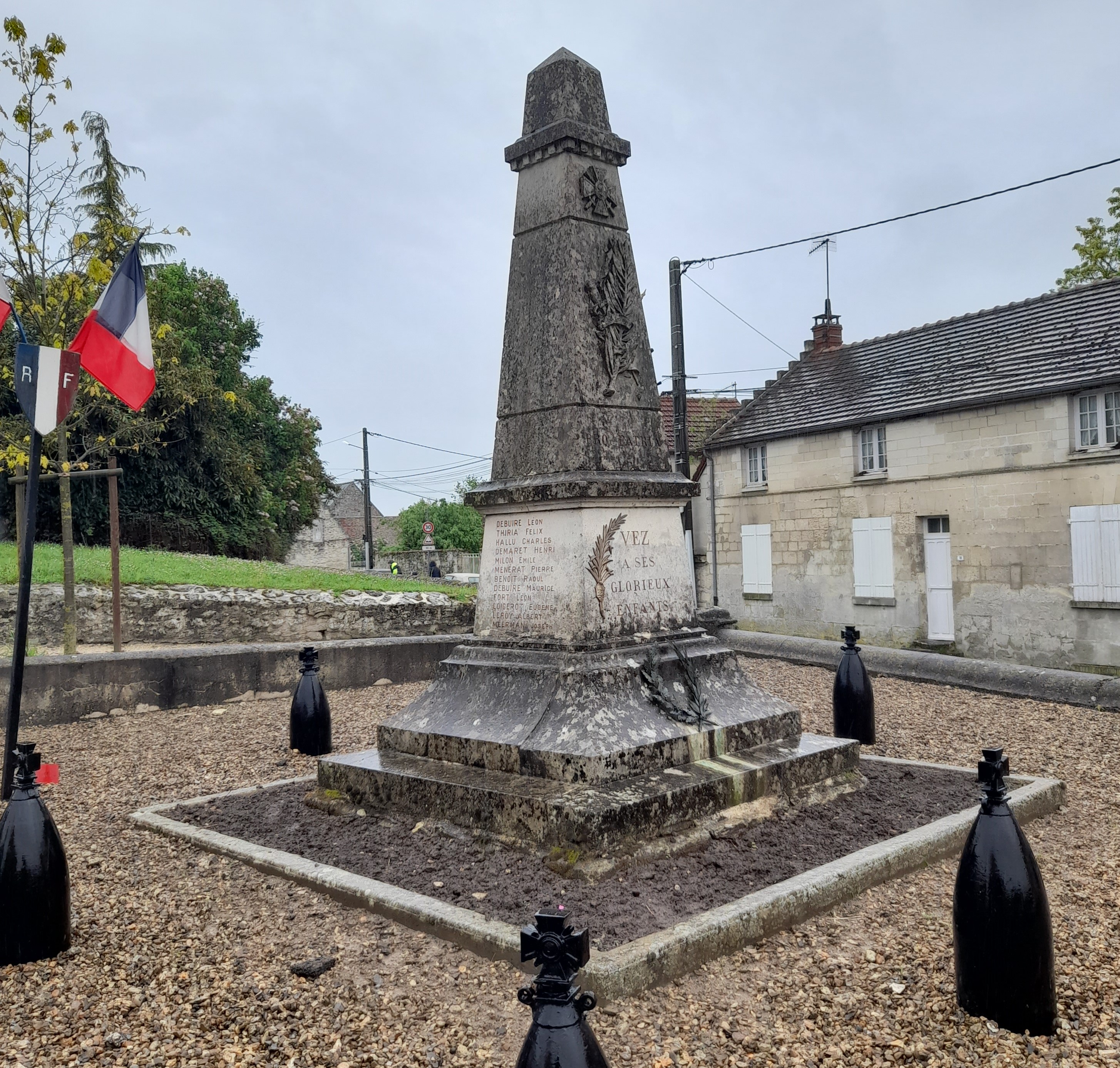 Monument aux morts Vez (Oise)