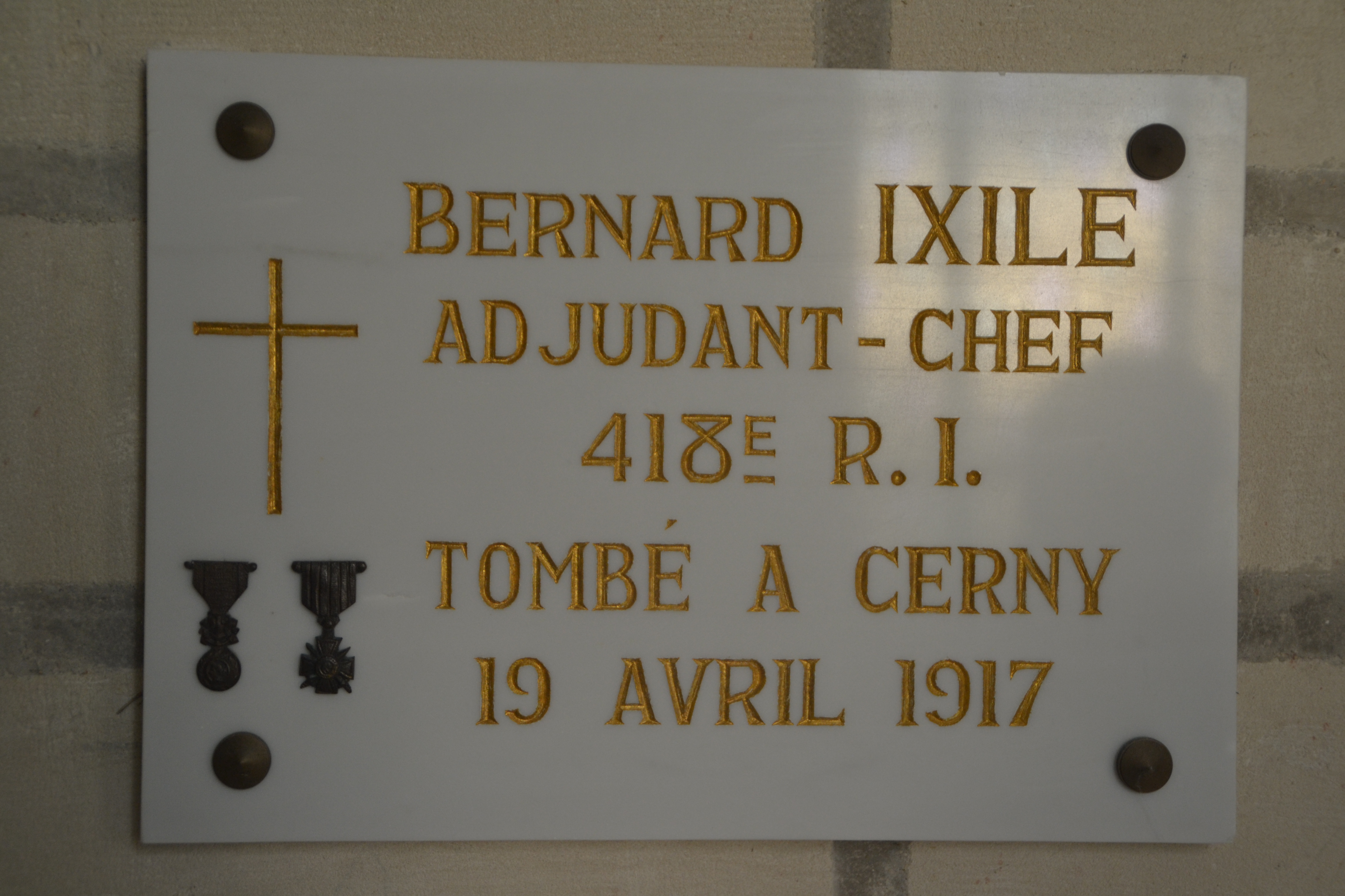 Ixile Bernard, plaque commémorative chapelle de Cerny en Laonnois