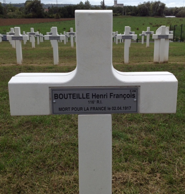 Bouteille Henri François sépulture de ce combattant à Crouy sept 2015