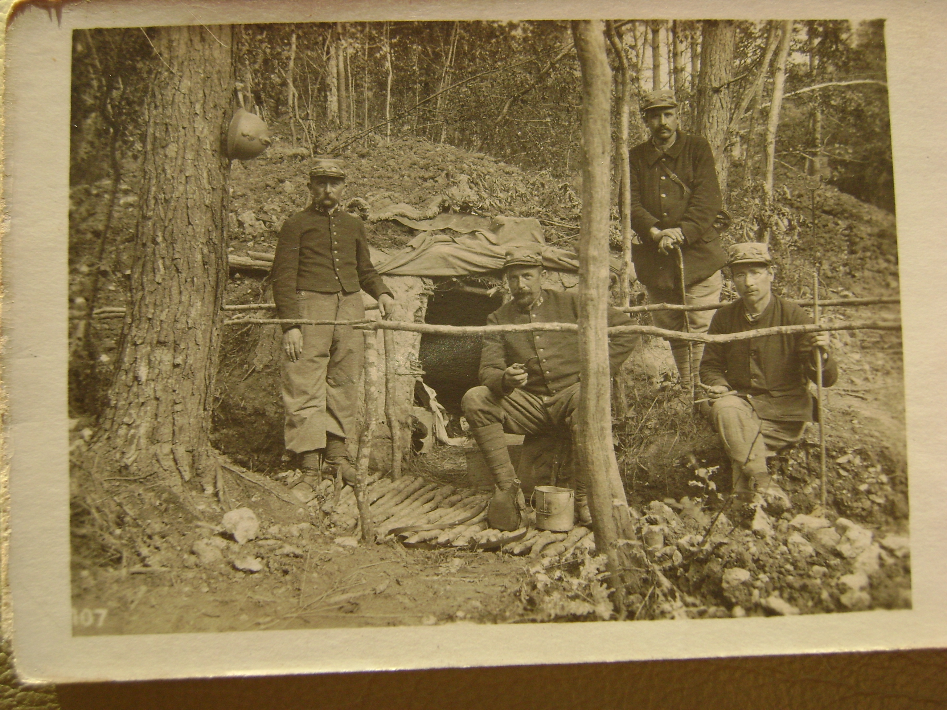 Souvenir de Vauquois - camp de la Baricade - 10 août 1914 ( Hyacinthe est debout à droite)