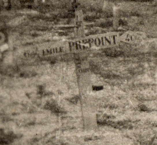 Gros plan sur le tombe provisoire d'Emile Prépoint