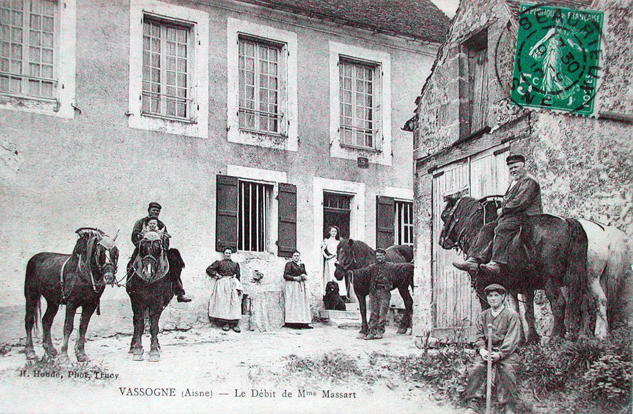 Vassogne, le débit de Mme Massart, 1910