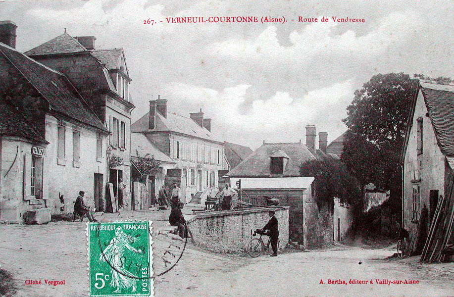 Verneuil, la route de Vendresse vers 1908