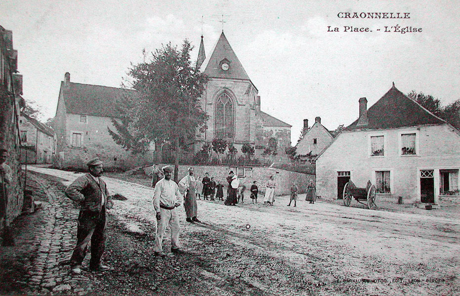 Craonnelle, la place et l'église vers 1905