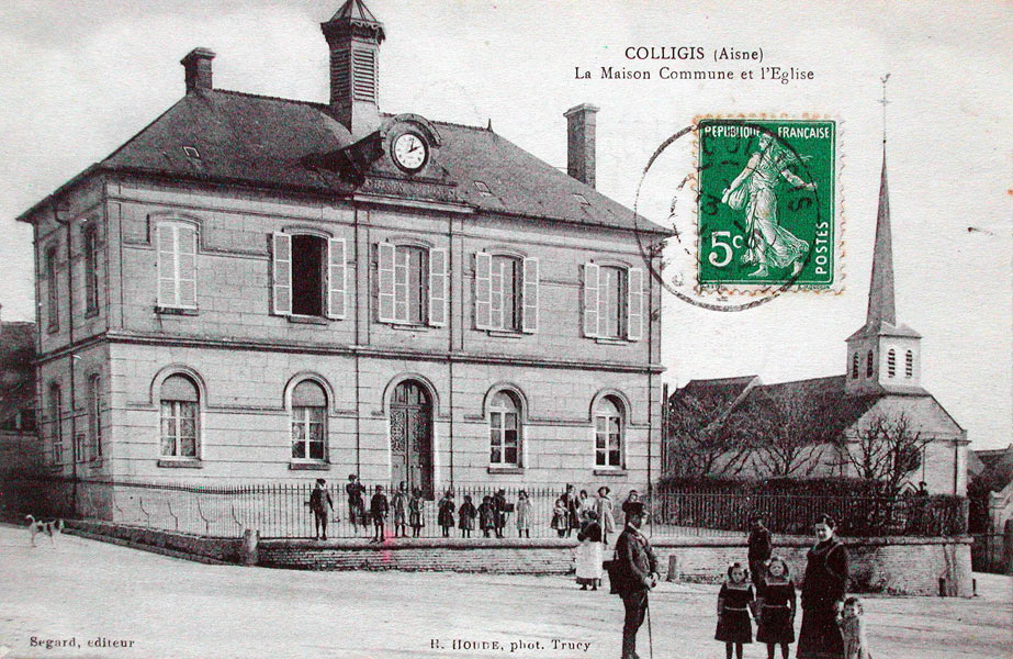 Colligis, la mairie-école et l'église vers 1912