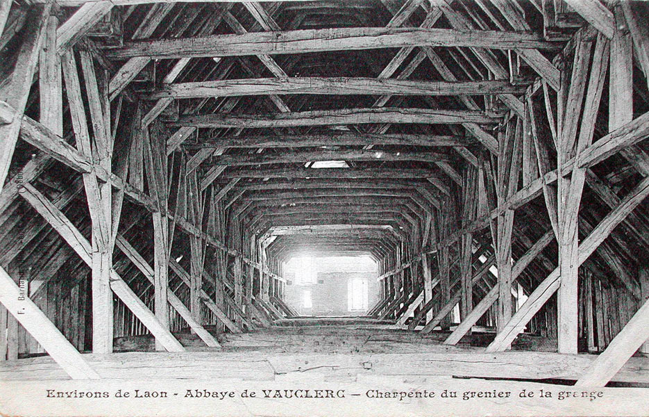 Vauclerc, la charpente du bâtiment des convers vers 1907