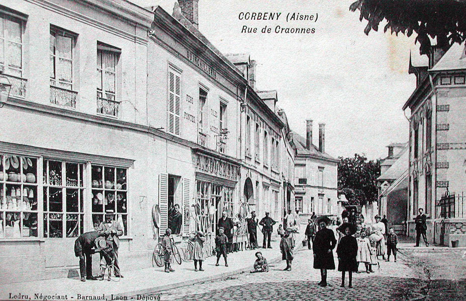 Corbeny, la place de l'église, rue de Craonne, vers 1907