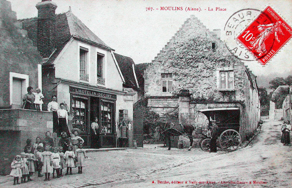 Moulins, la place vers 1906