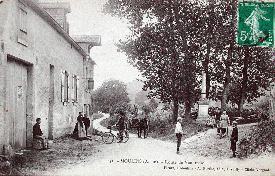 Moulins, la route de Vendresse vers 1912