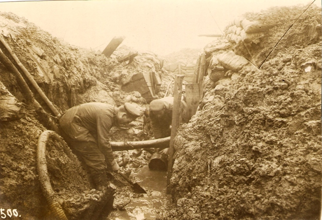Troupes allemandes dans l'Aisne : travaux dans la tranchée