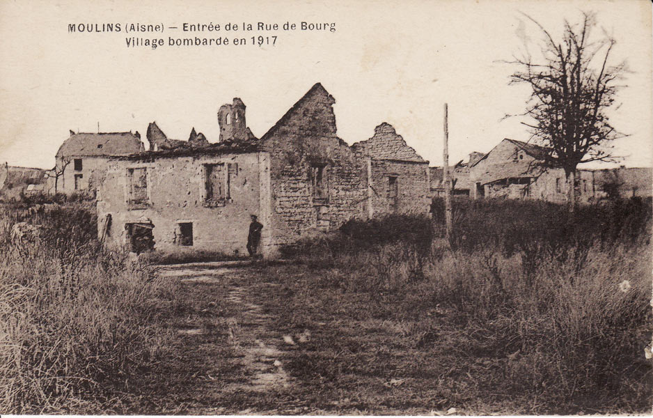 Moulins - entrée du village en ruines