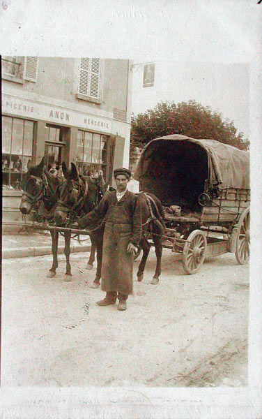 Bourg-et-Comin, l'épicerie Anon vers 1900