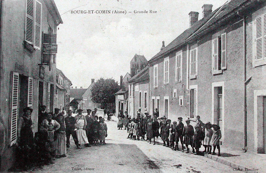 Bourg-et-Comin, la grande rue vers 1914