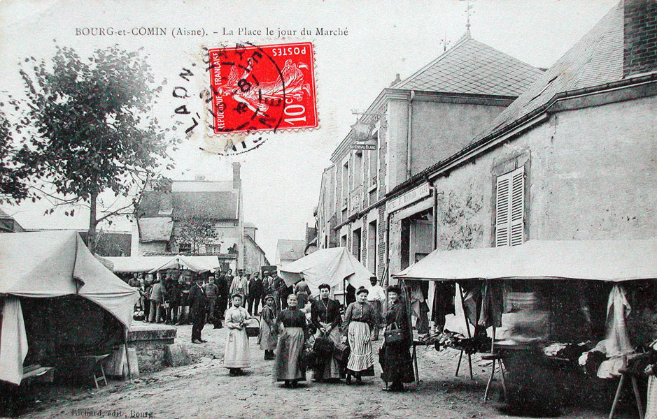 Bourg-et-Comin, la place le jour du marché, vers 1908