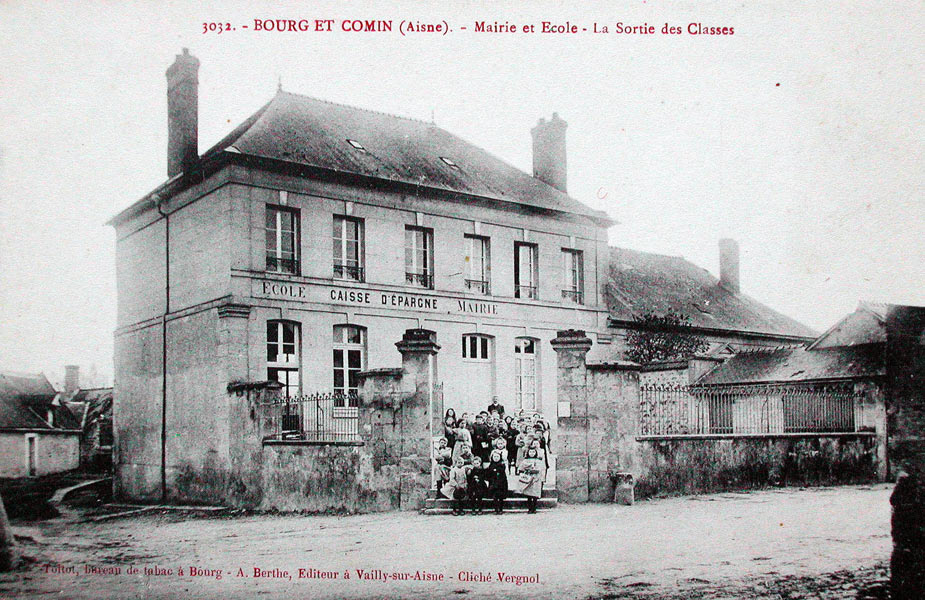 Bourg-et-Comin, la mairie et les écoles vers 1911