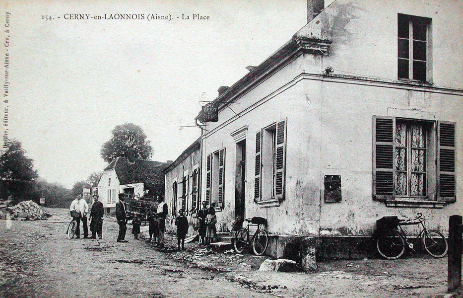 La place de Cerny-en-Laonnois vers 1905