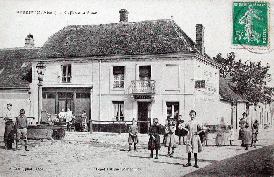 Berrieux, le Café de la place vers 1910