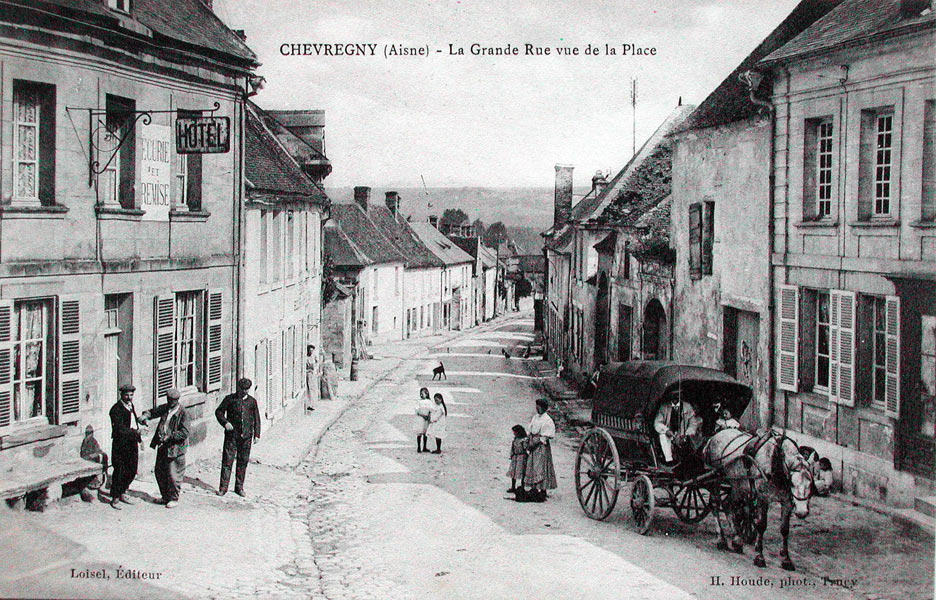 Chevregny, la grande rue vue de la place, vers 1910
