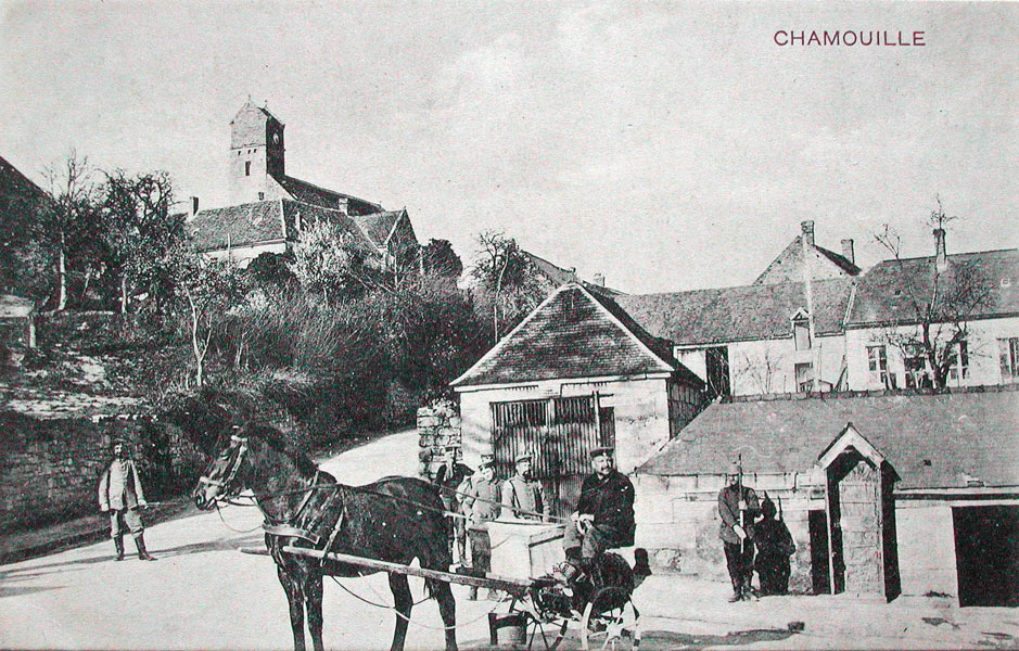 Chamouille, la rue du lavoir et l'église en 1916