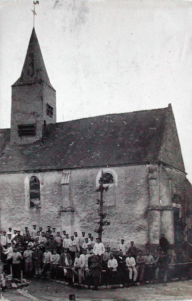 Monthenault, groupe de soldats allemands devant l'église, 1915