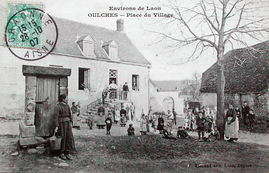 Oulches, la place du village vers 1907
