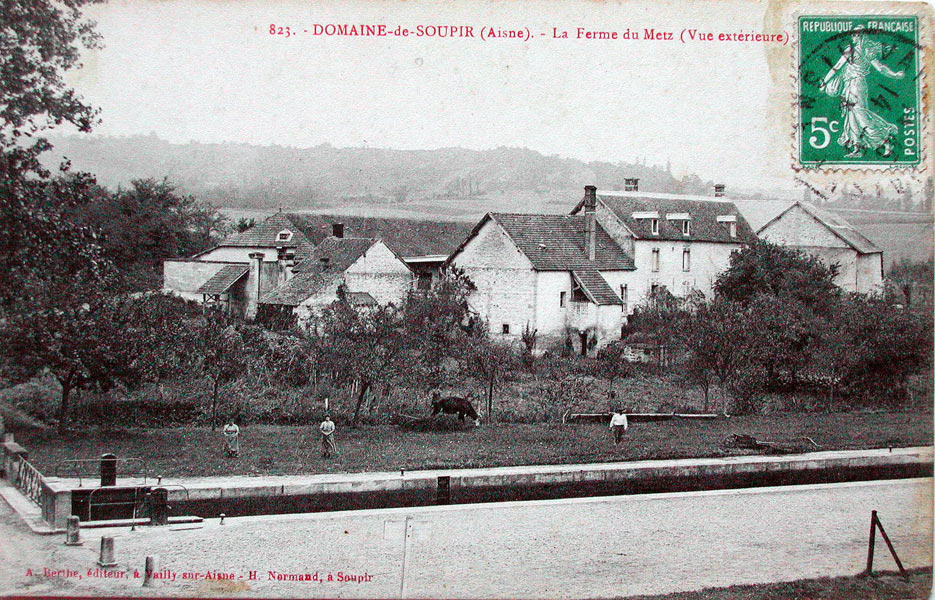 Extérieur de la ferme du Metz, vers 1910