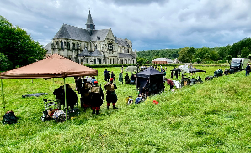 photo du tournage du film « La Guerre des Lulus » devant l’abbaye Saint-Michel-en-Thiérache