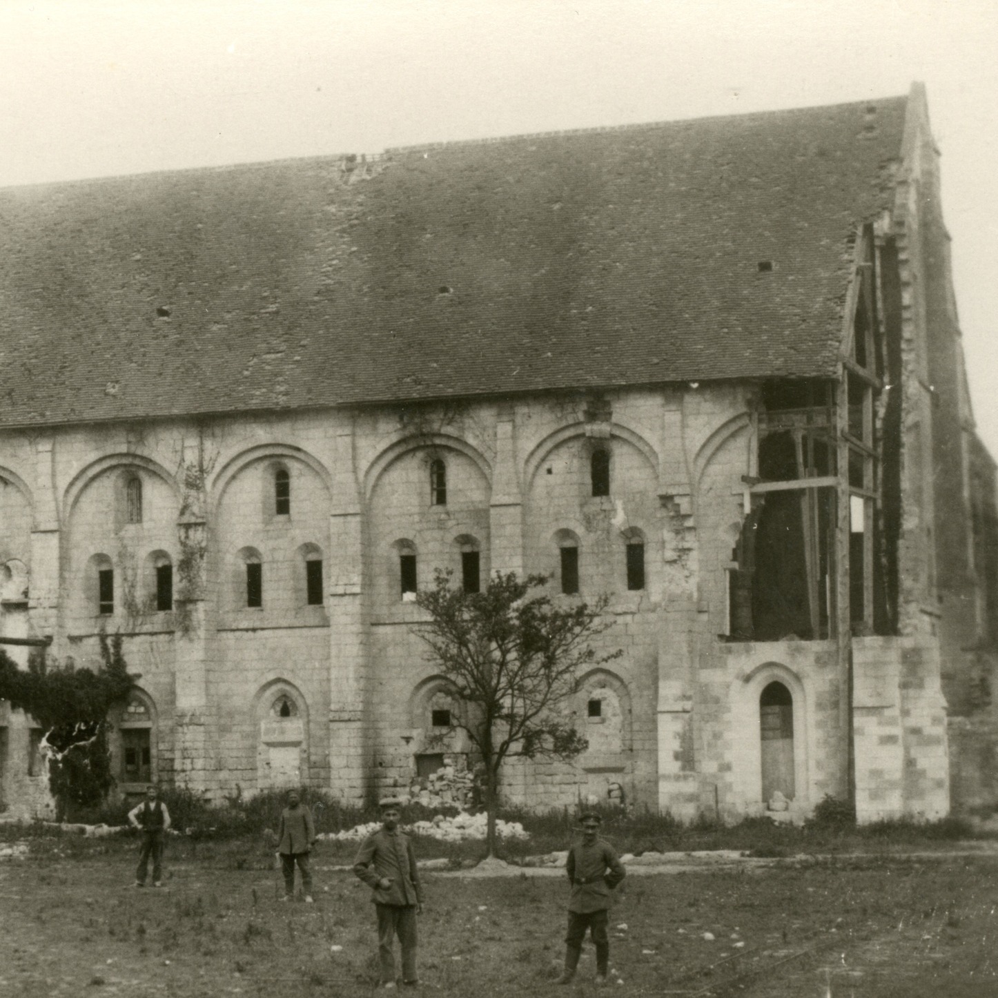 [ABBAYE DE VAUCALIR]

Avant / Après 📸

⛪️ Construite au Moyen-Âge, l'abbaye de Vauclair est ancrée dans l'histoire du Chemin des Dames. Abandonnée peu après la révolution française puis transformée en exploitation agricole au XVIIIe siècle, cette abbaye cistercienne devient un monument emblématique de la Première Guerre mondiale suite aux importantes destructions qu'elle subit de 1914 à 1918.

Partez à la découverte de l'histoire de l'abbaye de Vauclair, du Moyen-âge à aujourd'hui, et foulez le sol de ce monument à l'histoire mouvementée.

📍 RDV le samedi 24 août à 14h au Centre d'Accueil du Visiteur du Chemin des Dames, puis départ en véhicule personnel pour l'Abbaye de Vauclair ! Les personnes déjà dotées d'un billet peuvent se rendre directement au Pavillon de Vauclair, où débutera la visite 👀

🎟 Réservation sur billetterie.chemindesdames.fr

Visite guidée en partenariat avec la Communauté de Communes du Chemin des Dames 

#abbayedevauclair #vauclair #abbaye #histoire #moyenage #grandeguerre #premiereguerremondiale #ruines #visiteguidee #chemindesdames #aisne #departementdelaisne