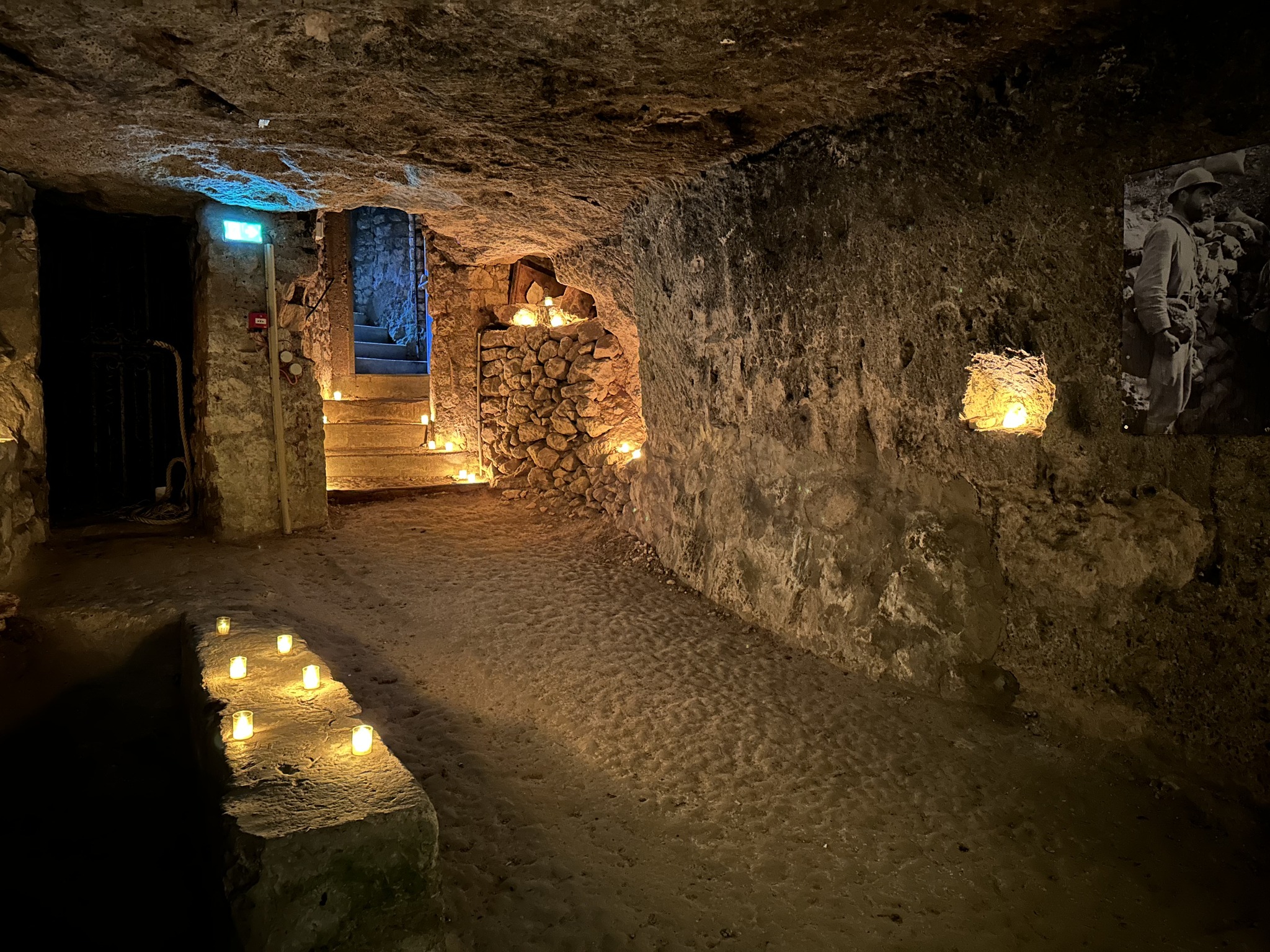 [VISITE A L'ANCIENNE DE LA CAVERNE DU DRAGON]

Envie de redécouvrir la Caverne du Dragon comme elle l'était à l'époque ? 👀

Nous vous proposons une visite immersive plusieurs années dans le passée, départ de visite par l'ancienne entrée et éclairage à la bougie 🕯 Des anciens récits de guides vous seront contés tout en arpentant les galeries de la Caverne du Dragon. 

📍 Rdv le samedi 17 août à 20h au Centre d'Accueil du Visiteur du Chemin des Dames.
Réservation sur 📲 billetterie.chemindesdames.fr 

👉 Infos pratiques : 
12°C dans la Caverne, prendre des vêtements chauds
Déconseillée aux enfants de moins de 12 ans. 
Pas de lampe de torche. 
La billetterie ferme ses portes à 18h, pensez à acheter votre billet en ligne ! Sinon il est possible d'acheter son billet au musée durant la journée. 

📸 Caverne du Dragon à l'ancienne © CD02

#cavernedudragon #chemindesdames #alancienne #commeavant #carrieredepierre #creute #aisne #departementdelaisne #decouverte #bougie #lampedepoche #guide #visiteguidee #grandeguerre #premiereguerremondiale