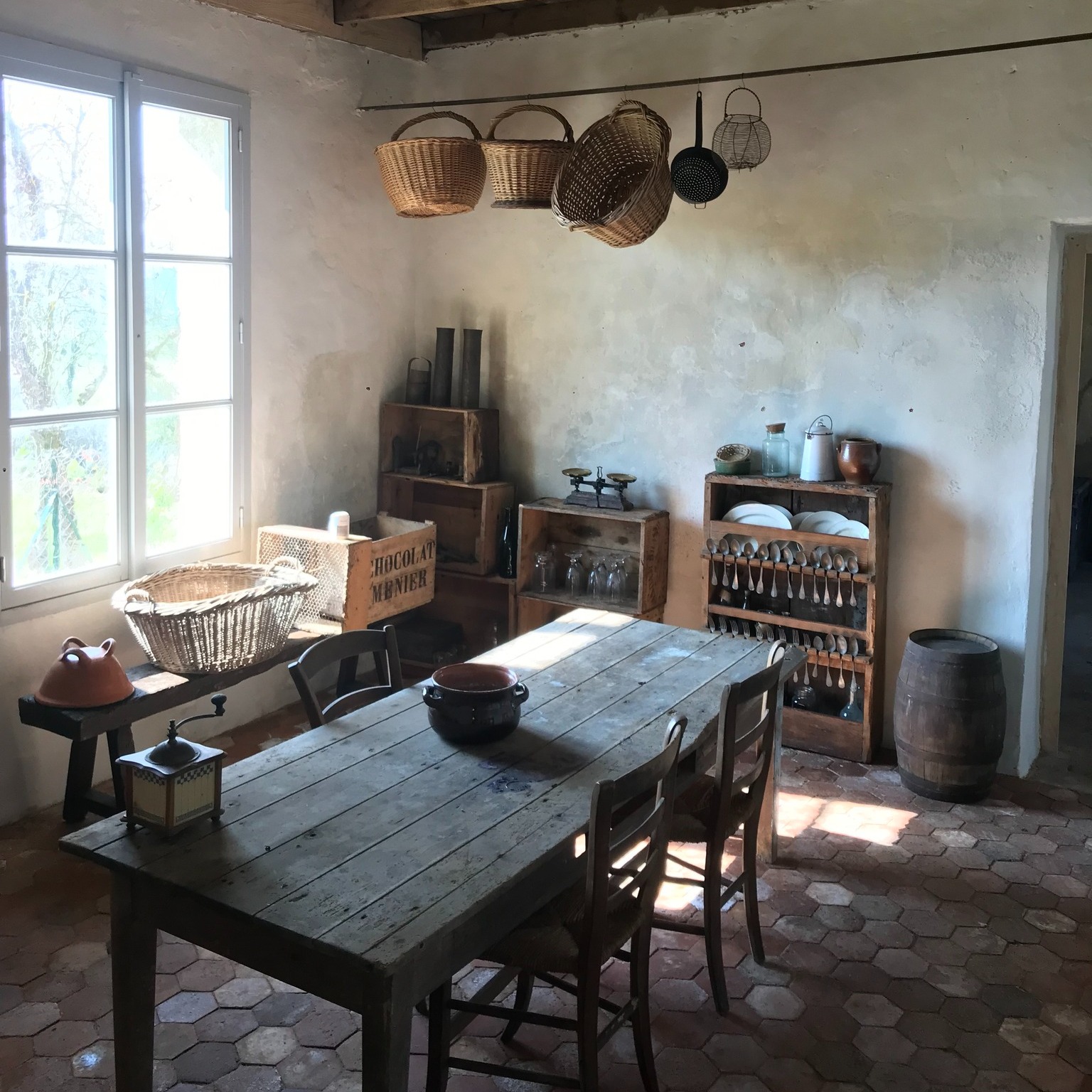 [RECONSTRUIRE...]

🏠 Sur le Chemin des Dames, plusieurs maisons provisoires de la reconstruction témoignent du retour des habitants dont les villages ont été entièrement engloutis sous les bombes. 

La Caverne du Dragon, en partenariat avec le Musée de Vassogne, vous propose de découvrir les prémices de la reconstruction à travers un circuit guidée. La visite de la maison semi-provisoire de Vassogne, réhabilitée et classée Monument Historique, est exceptionnellement proposée 🗝. 

📍 RDV le samedi 14 septembre à partir de 14h pour une visite guidée de 2h sur le Chemin des Dames puis à la maison semi-provisoire de Vassogne ! Réservation sur billetterie.chemindesdames.fr ou par téléphone au 03 23 25 14 18.

Le départ a lieu à la Caverne du Dragon, puis déplacement en véhicule personnel. 

📷/© Musée de Vassogne 

#reconstruction #premiereguerremondiale #habitatprovisoire #maisonprovisoire #vassogne #muséedevassogne #habitat #maison #chemindesdames #cavernedudragon #aisne #departementdelaisne #visiteguidee #grandeguerre #bombardements #villagedetruit