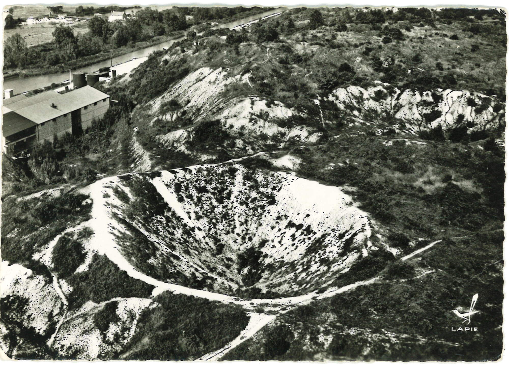 [COTE 108]

Découvrez le grand entonnoir de la cote 108 à Berry-au-Bac ! 👀

Suivez notre guide dans ce haut-lieu de la guerre des mines durant la Première Guerre mondiale. Classé Monument historique depuis 1937, cette visite vous est proposée en partenariat avec l'association Correspondance.Côte108 

La prochaine visite de la cote 108 est fixée le 2 novembre ! 📅
RDV à 14h à la Caverne du Dragon, puis déplacement jusqu'au site en véhicule personnel. 

Réduction sur billetterie.chemindesdames.fr 📲

Payant | se munir de bonnes chaussures | réservation conseillée

#cote108 #berryaubac #cavernedudragon #chemindesdames #aisne #departementdelaisne #cratere #mine #explosion #guerredemine #guerre #premiereguerremondiale #grandeguerre #histoire #vestige