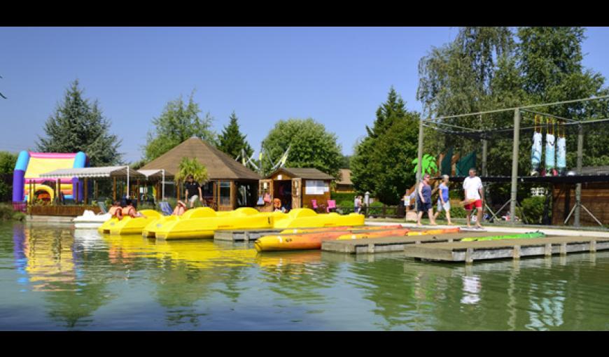 Canoes sur le lac