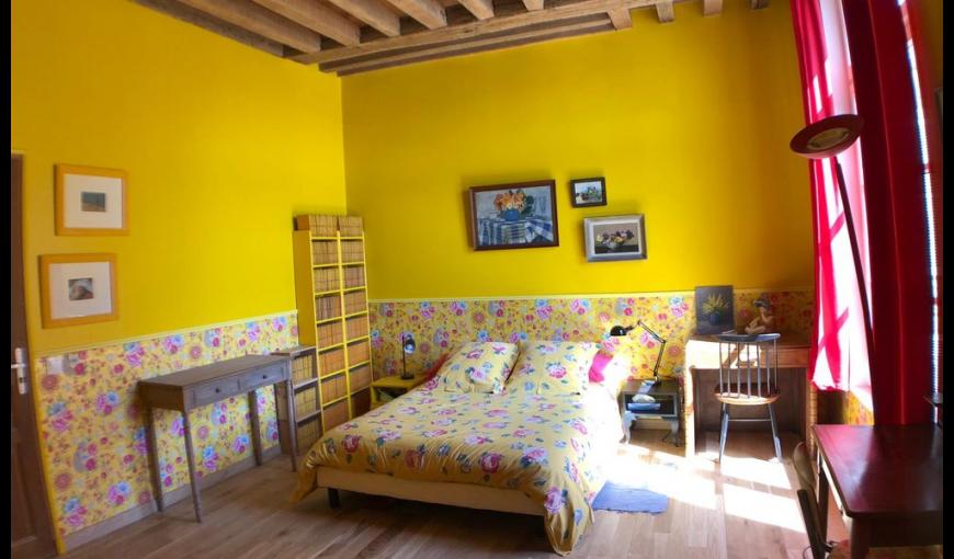 Chambre-jaune-vue-lit-double