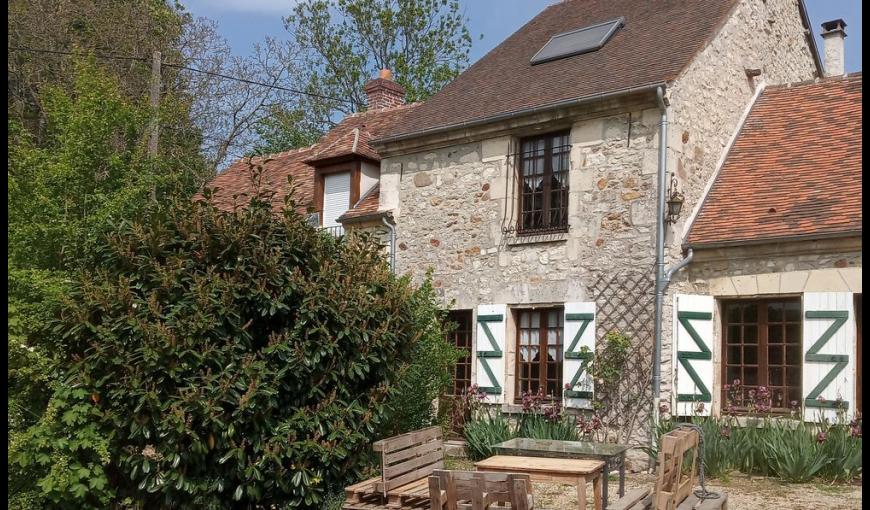 La maison près de la forêt 