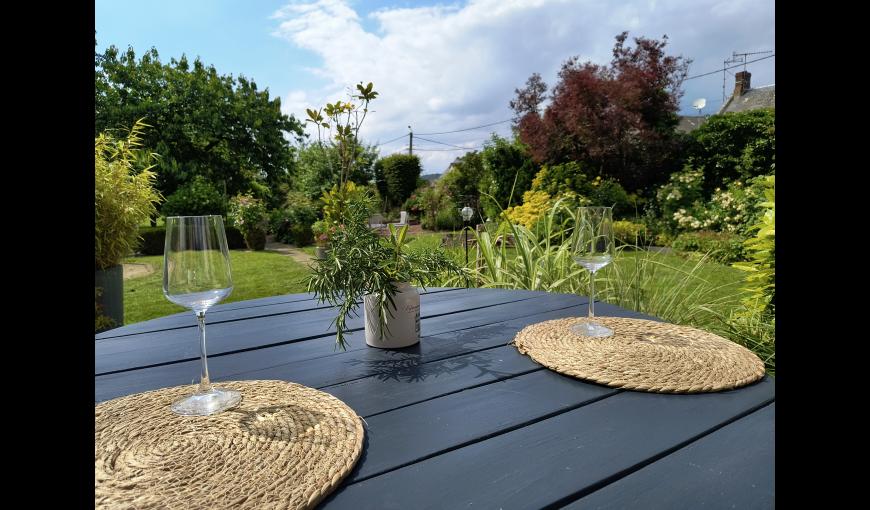 SALON DE JARDIN ET TABLE DE JARDIN