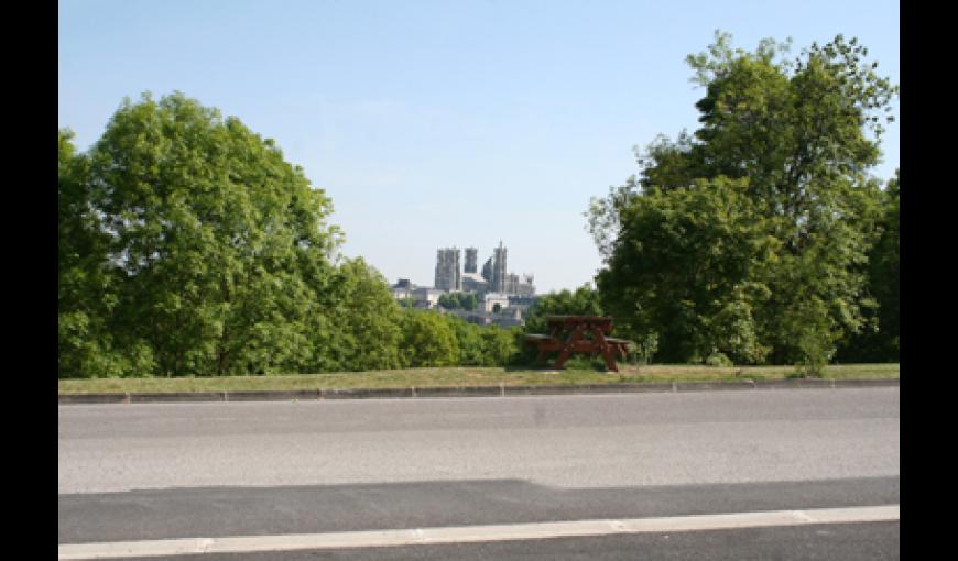 Vue vers cathédrale 1 rue du Maréchal Juin < Laon < Aisne < Picardie