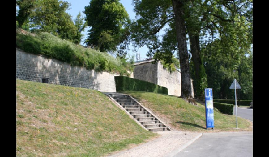 Vue vers remparts 1 Promenade de la Couloire < Laon < Aisne < Picardie