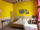 Chambre-jaune-vue-lit-double