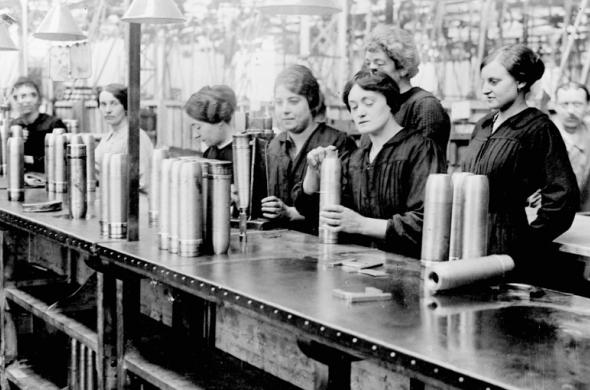 Femmes dans un atelier de fabrication d’obus, 1916 Femmes dans un atelier de fabrication d’obus, 1916